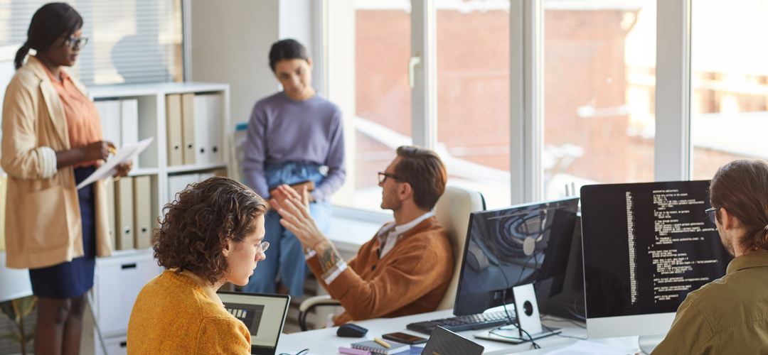 Équipe d'une TPE en open space illustrant la mise en place d'un CSE externalisé pour offrir des avantages salariés